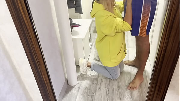 Image The female courier apologized for the long delivery and gave a blowjob