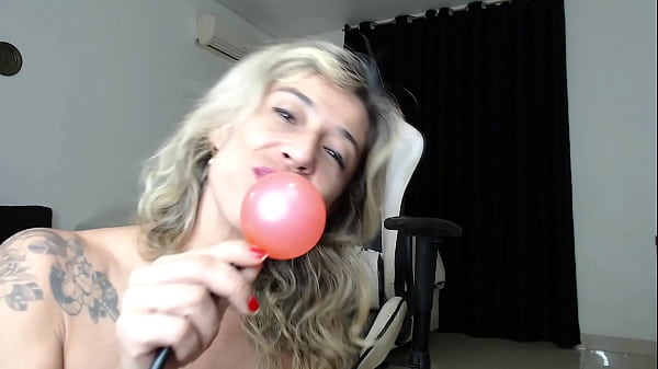 Image Sexy MILF inflable dildo anal fun