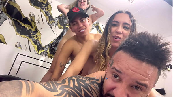 Image minhas amigas da faculdade quis fazer uma suruba na minha casa! Todo mundo se comeu todas gozaram no cu e na buceta qui del&iacute_cia !