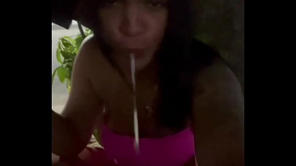 Image Tomando leite na rua