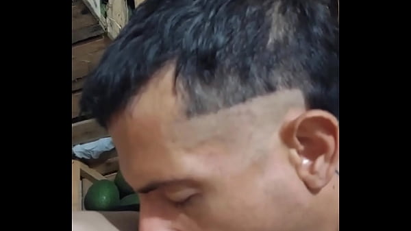 Image Novinho com tesao na piroca me botou pra mamar no estoque do trabalho