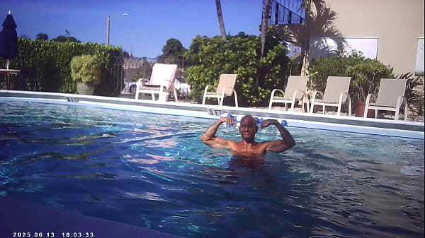 Image MAXXX LOADZ IS HAVING FUN IN THE POOL
