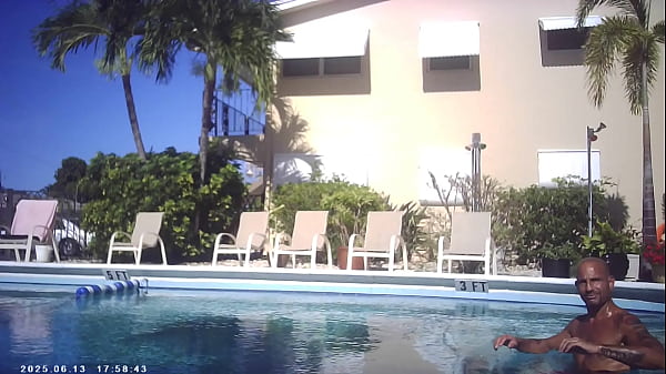 Image OUTSIDE IN THE POOL ON A SUNNY DAY MAXXX LOADZ