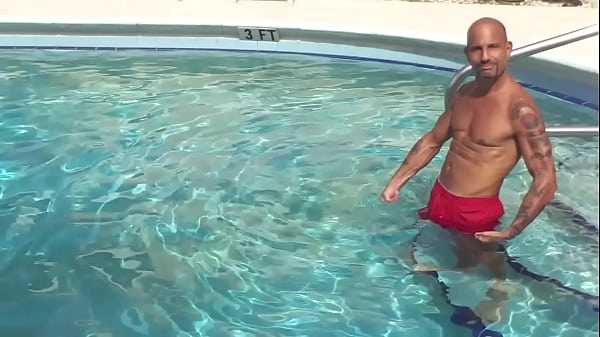 Image MAXXX LOADZ THE HARDBODY ITALIAN PORNSTAR FLEXING & SHADOW BOXING IN THE POOL