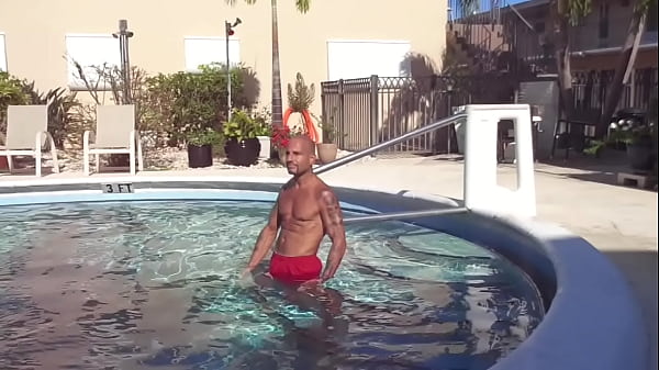 Image MAXXX LOADZ THE HARDBODY PORNSTAR FLEXING IN THE POOL