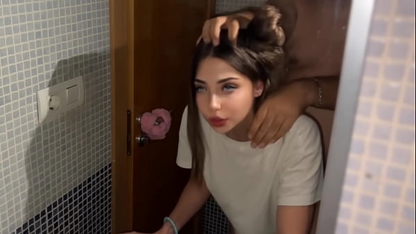 Image Mi casero esta feliz porque as&iacute_ es como le pago la Renta , follando con hombre casado