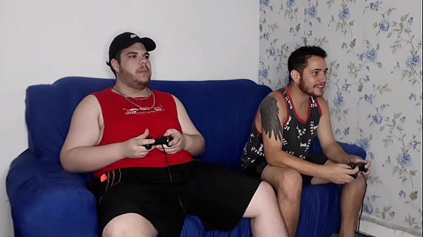 Image TBT Amigos Apostando o Cu No Videogame (COMPLETO NO SHEER E RED)