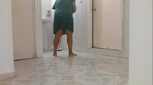 Image Vecina gordita haciendo limpieza en su nuevo departamento