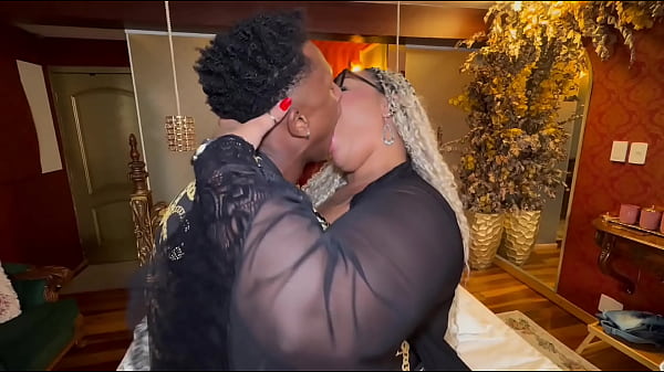Image Fiz minha amiga virar marmita de casal, chamei ela para sentar gostoso no meu marido, mandei ele gozar dentro e depois me deixar lamber a buceta dela para provar o gosto como uma boa corna