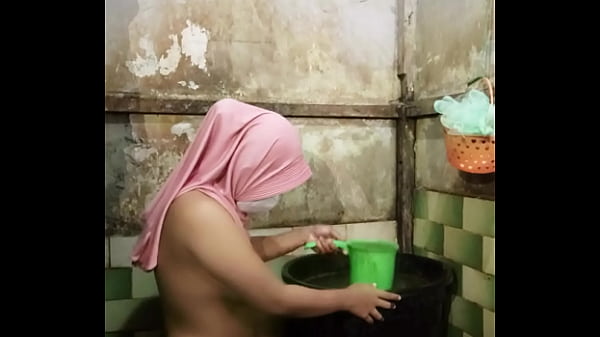 Image Gadis hijab Mandi sambil masturbasi