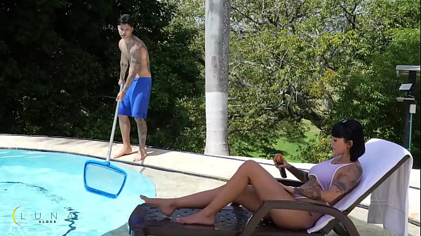 Image Colombian Woman Convinces Her Butler to Fuck Her in the Pool - Luna Vitaler & Danner Mendez