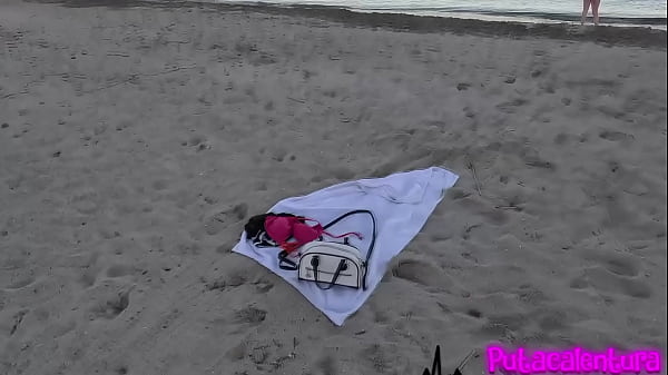 Image Ofrece Raite a Guera Hermosa en Playa Nudista y Terminan en un Ardiente Oral en el Auto y Anal Intenso en Casa