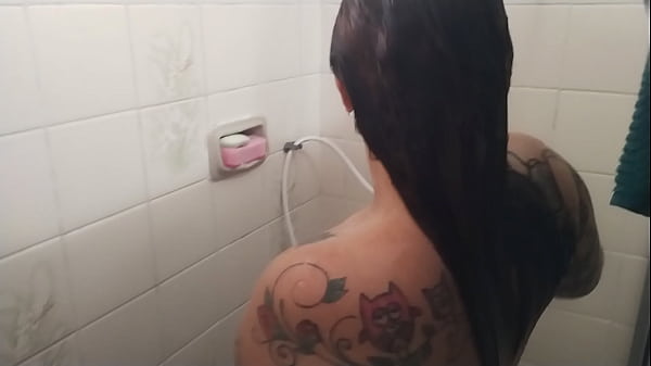Image Meu marido safado me pegou no banho e colocou eu pra mamar a rola dura