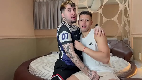 Image Parrudo levando rola e gozada cu