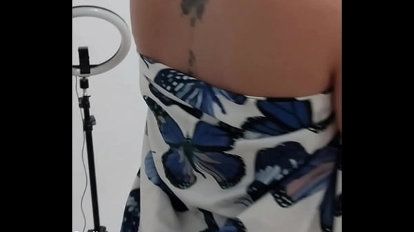 Image La Putita de mi prima viene a verme dizque para que le haga un masaje, que le duele la espalda y termino masajeandole la concha con mi lengua