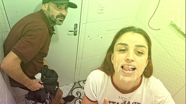 Image Fodida por um estranho no banheiro de um barzinho sem camisinha!