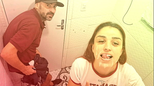 Image Safada sendo fodida por estranho no banheiro de um barzinho!