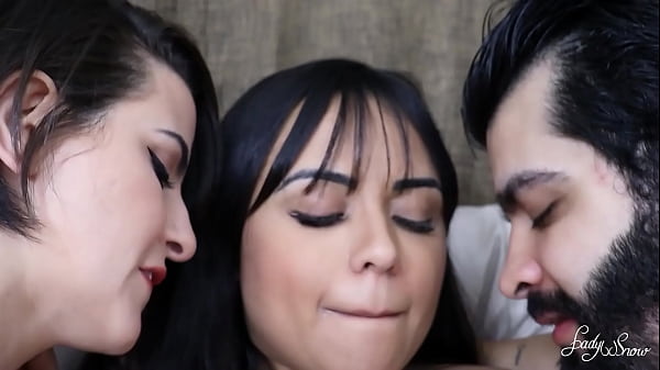 Image Fodendo o cuzinho da branquinha e da morena sem camisinha