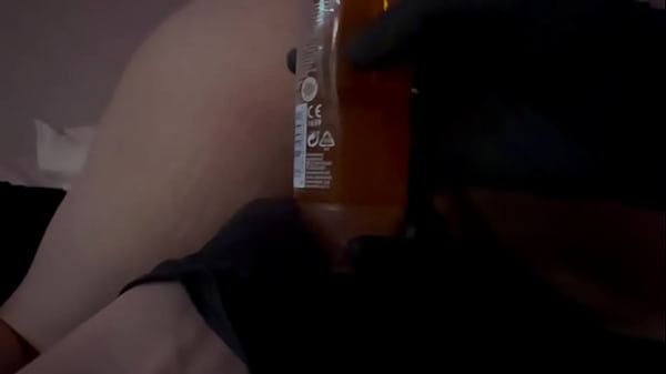 Image Follandome culo con las manos, metiendo plug hasta el fondo