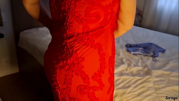 Image Madrasta prova roupa para sair e pede opini&atilde_o para filho.