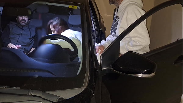 Image Corno leva sua esposa para foder com estranhos mo dogging em um estacionamento!