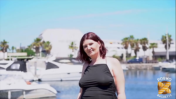 Image Leila, milf coquine, se fait prendre par deux queues
