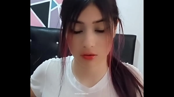 Image CHICA SE MASTURBA Y MUESTRA SUS GRANDES TETAS