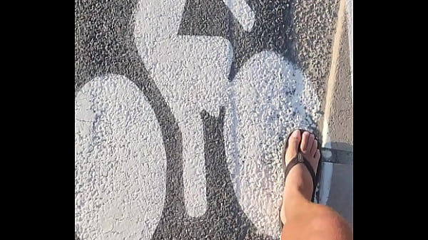 Image Je marche nu au bord de la route pendant que les voitures passent &agrave_ c&ocirc_t&eacute_