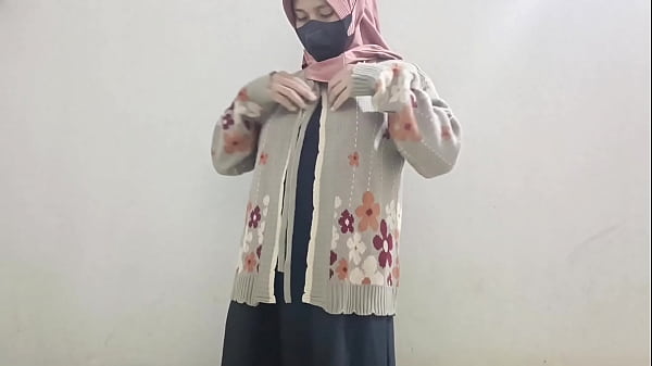 Image Gadis hijab masturbasi menggunakan timun