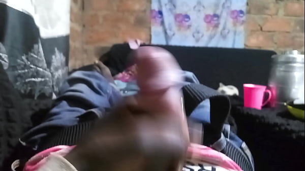Image Je me masturbe pada que ma femme d'orme Au salon avec ma t&eacute_l&eacute_commande