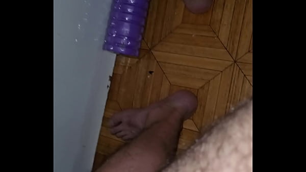 Image Peludo goza de pau mole com pau liberando porra sozinho
