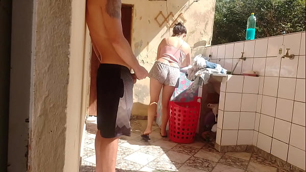 Image Peguei minha enteada lavando roupa de shorts, fiquei com tes&atilde_o e gostei da bucetinha super gostosa dela
