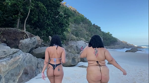 Image AMIGAS SE REENCONTRAM NA PRAIA E TRANSAM EM P&Uacute_BLICO