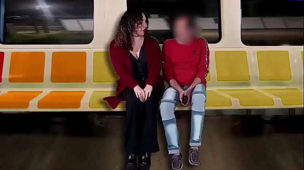 Image Masturbo a un desconocido en el tren mientras mi esposo filma todo