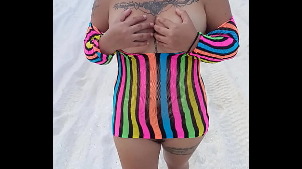 Image Latina Exhibi&eacute_ndose en playa publica en mexico
