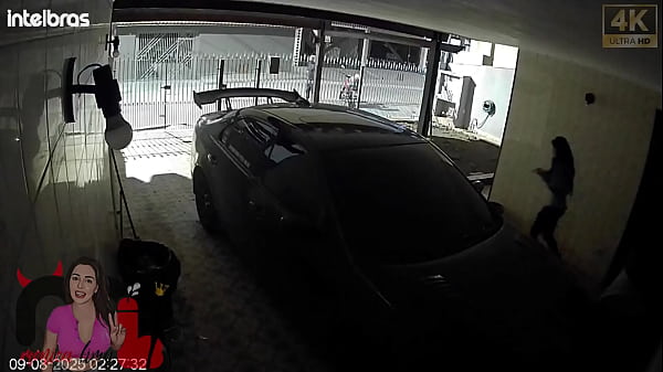 Image Convidei um neg&atilde_o para vir em casa na aus&ecirc_ncia do corno, fiquei no celular com o boi enquanto tinha minha buceta e meu cu fodidos, fiquei com a cara melada de porra.