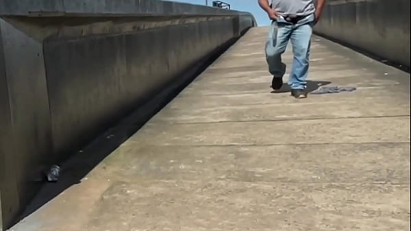 Image ESTAVA FAZENDO UMA PUTARIA NA PASSARELA, QUANDO PASSOU UM ESTRANHO E QUIS ME FUDER TBM. GANHEI LEITADA DUAS VEZES.