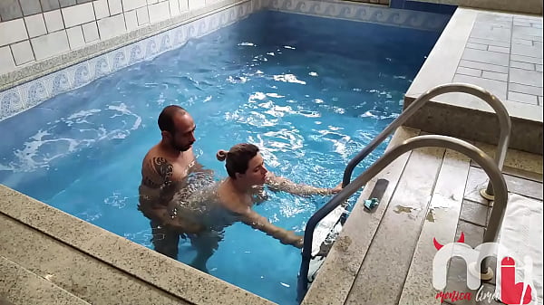 Image Casada safada gr&aacute_vida fodendo com seu personal enquanto o coreno manso filma tudo, muita porra na safada