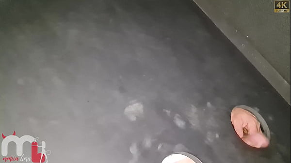 Image O alem&atilde_o tentou tirar a camisinha sem eu perceber mas o corno queria tanto ver esse pauz&atilde_o me foder sem camisinha que eu deixei!