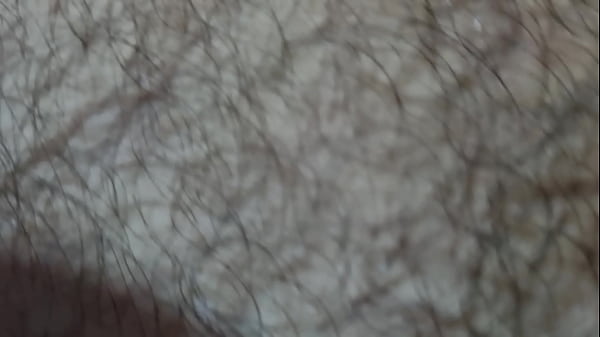 Image Peludo brincando com o pau at&eacute_ gozar no pr&oacute_prio corpo