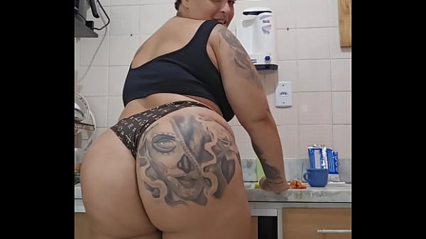 Image Minha melhor amiga fica muito a vontade na minha casa, acho que ela que d&aacute_ pro meu marido