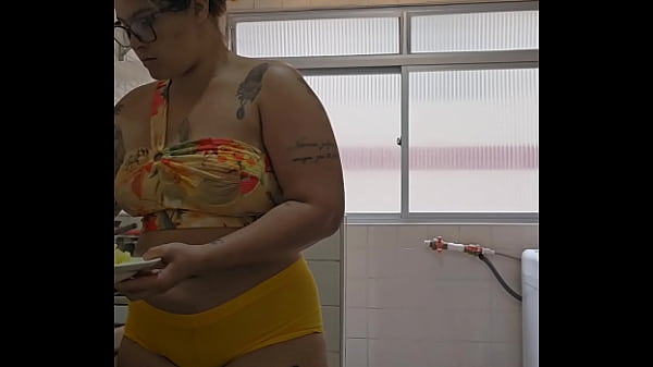 Image Casada safada usando um shorts curto socado no rabo