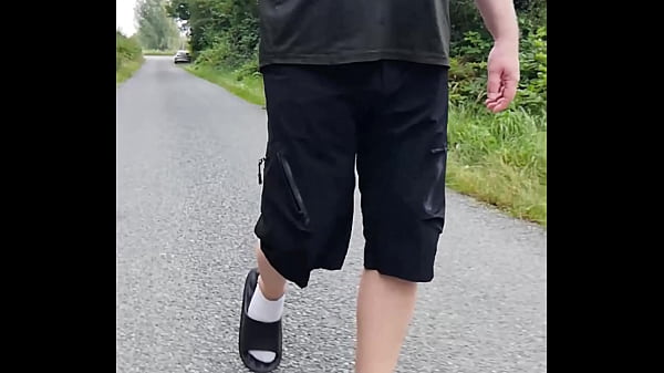Image In Latschen und wei&szlig_en Socken in der Natur