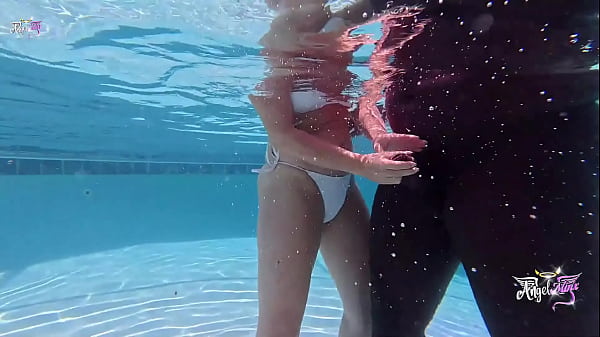 Image Poolside MILF gets WAY Wet