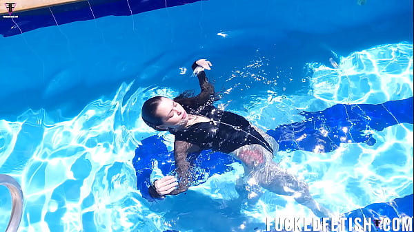 Image Underwater Jessica Bunny swimming pool