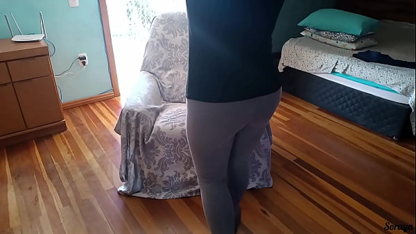 Image Minha madrasta ta precisando de dinheiro e me pediu para fazer um ensaio fotogr&aacute_fico dela, acabai filmando para bater uma depois.