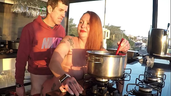 Image O ensaio sensual na cozinha virou sexo com assistente