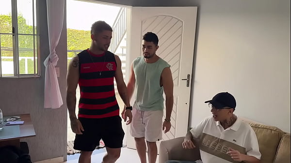 Image ELE APOSTOU ASSISTINDO JOGO E TEVE QUE LIBERAR O CUZINHO PROS PARCEIROS