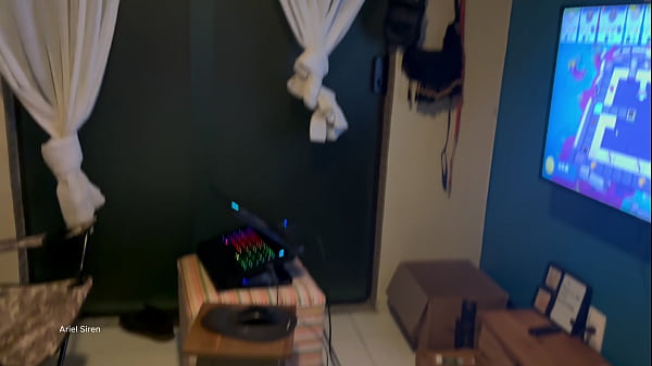 Image POV - Cunhada me chamou pra jogar video game e cavalgou at&eacute_ gozar no meu pau