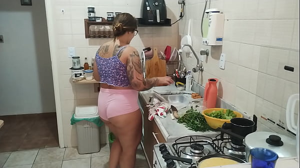 Image Meu marido gravando eu cozinhando fiquei excitada ele falando do amigo fiz um boquete